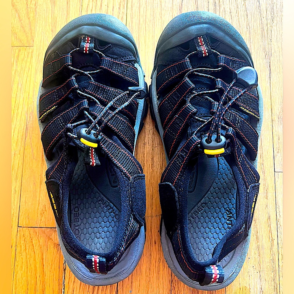 Womens Keen black water adventure shoes with neoprene sz 7